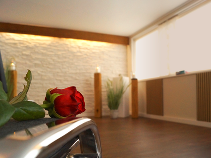 Detailaufnahme einer Rose in Bestatter Trauerhalle