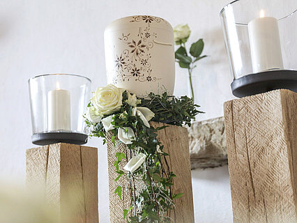 Urnen mit Blumenschmuck in Bestatter Filiale in Muehlbach
