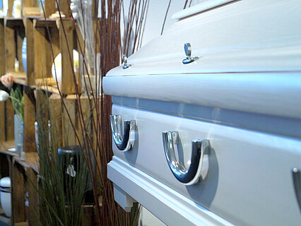 Detailaufnahme von weißem Sarg in Bestatter Filiale in Eppingen