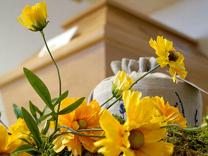 Detailaufnahme von Blumenschmuck in Bestatter Filiale in Gemmingen