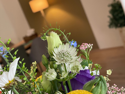 Detailaufnahme von Blumenschmuck in Bestatter Filiale in Schwaigern