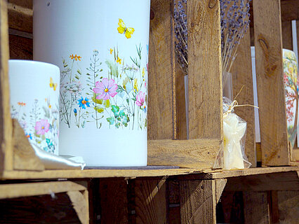 Detailaufnahme von floralen Urnen in Bestatter Filiale in Eppingen