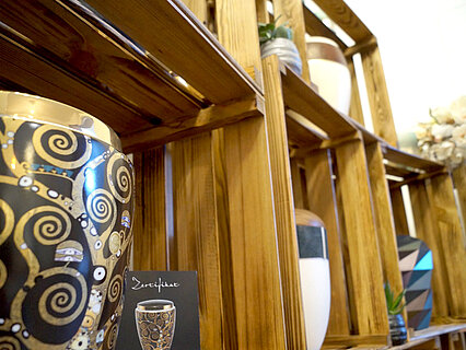 Detailaufnahme in Bestatter Filiale in Sinsheim